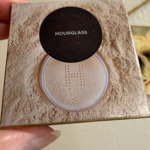 Hourglass veil Translucent Setting Powder; MINI SIZE; .07 oz